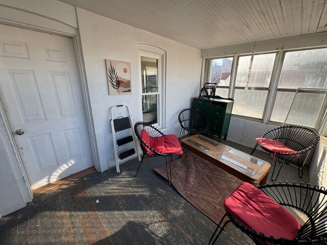 Building Photo - 123 E 7th St