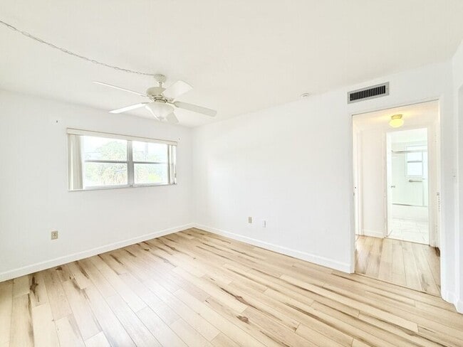 Building Photo - 445 32nd Ave N