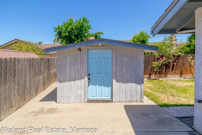 Building Photo - 1635 Crom St