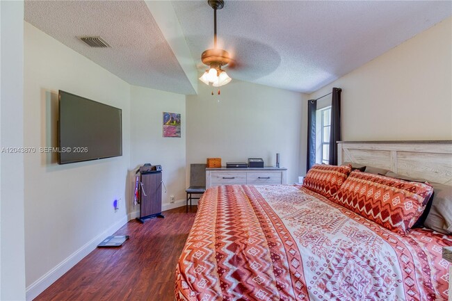 Building Photo - 11415 Lakeview Dr