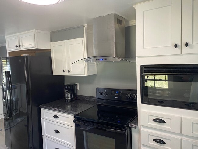 Building Photo - 120 Pearl St