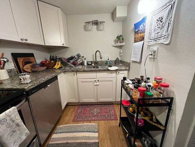 Building Photo - 1041 W Vine Dr