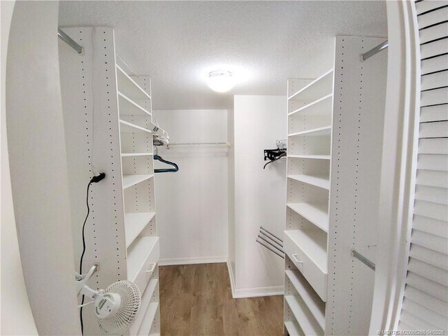 Building Photo - 511 SW South River Dr