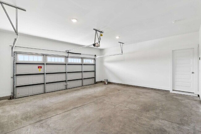 Building Photo - "Charming 3-Bed Townhouse Retreat with 2.5 Baths in Hendersonville's Heart!"