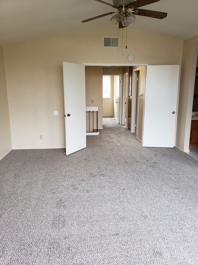 Building Photo - The Bluffs at Fox Run!!! 3BR/2.5BA Rarely ...