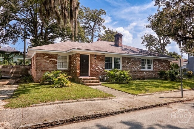Building Photo - 916 Maupas Ave