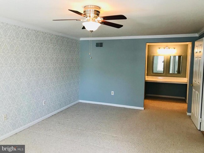 Building Photo - 15860 Montview Dr