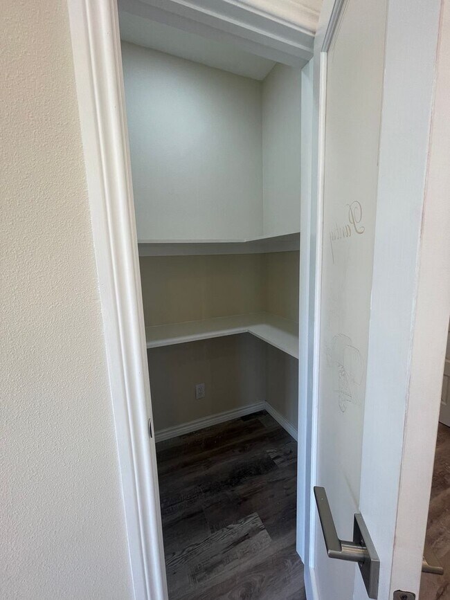 Building Photo - NEW ON MARKET