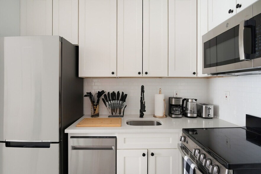 Building Photo - 242 E 75th St
