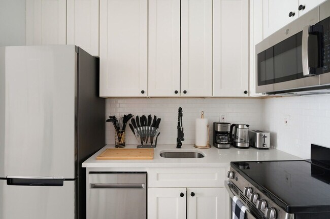Building Photo - 242 E 75th St