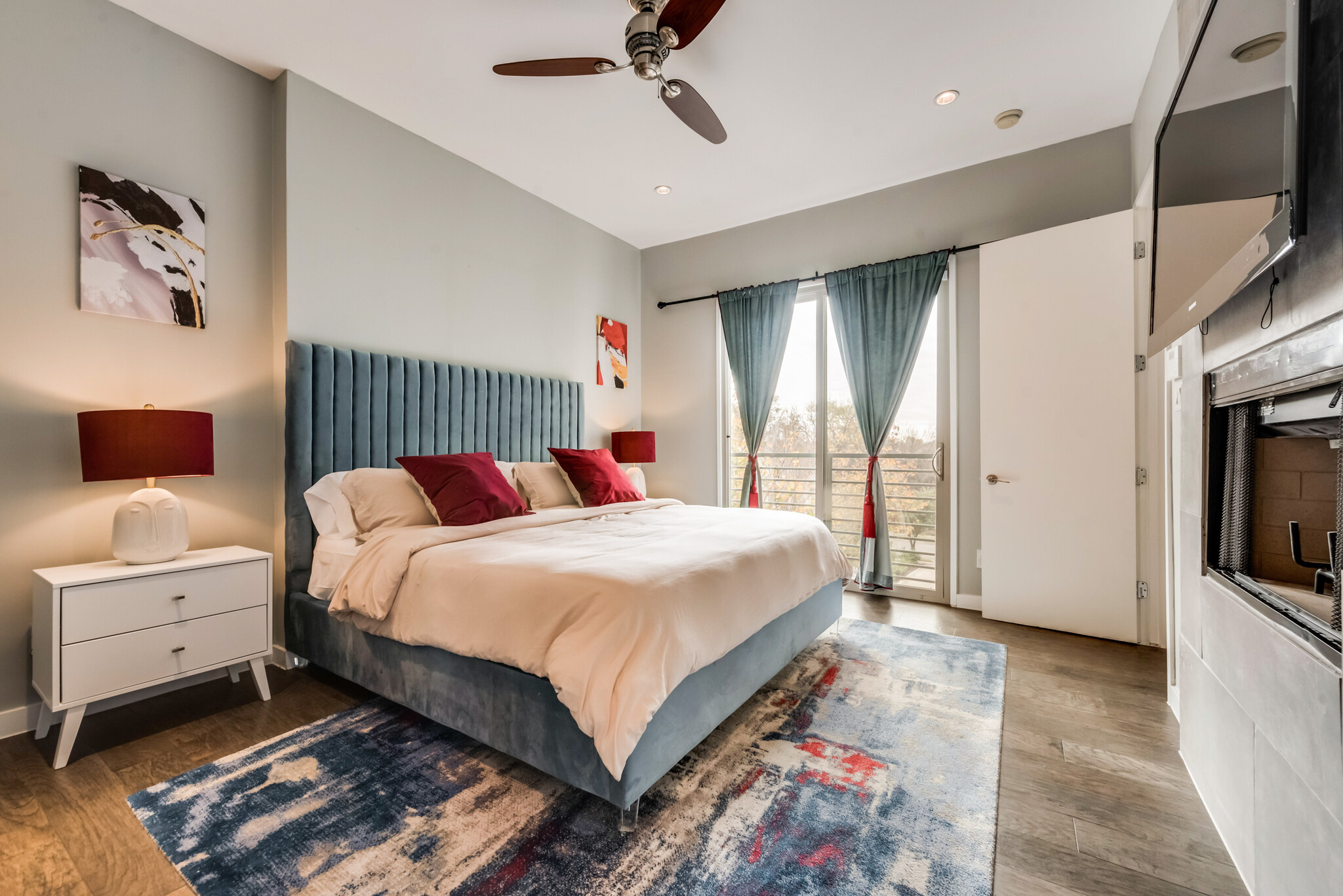 Sleep like a royal family member on the king-size bed in the master bedroom - 4434 Holland Ave