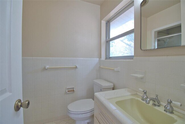 Building Photo - 11907 Oak Trail