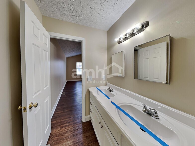 Building Photo - 82 Richard Ave