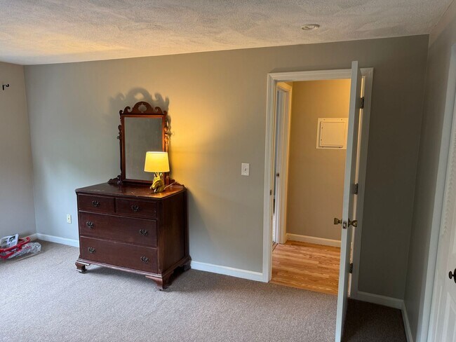 Building Photo - 2 Bedroom Condo for Rent - Tyngsboro