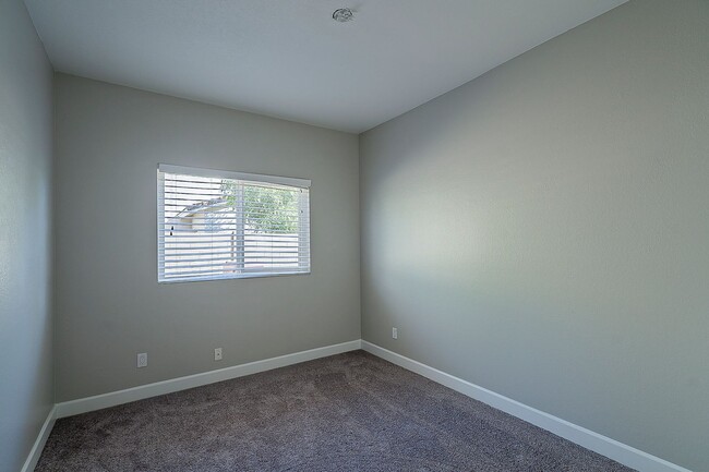 Building Photo - Scottsdale - Four bedroom with POOL