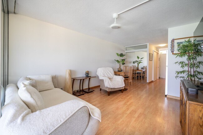 Building Photo - Oceanfront Kaimana Beach Studio at Sans Souci