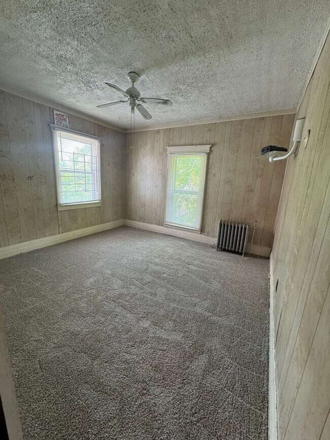 Building Photo - 4 Bedroom spacious Colonial, mins from Dow...