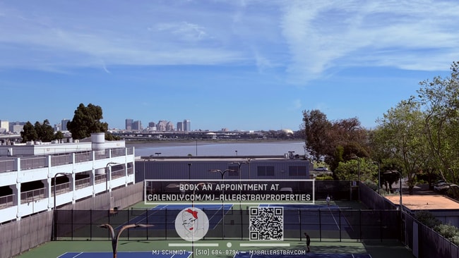 Building Photo - Sunny, west facing, Large 1 bedroom with tons of storage, includes water/garbage/amenities/parking!