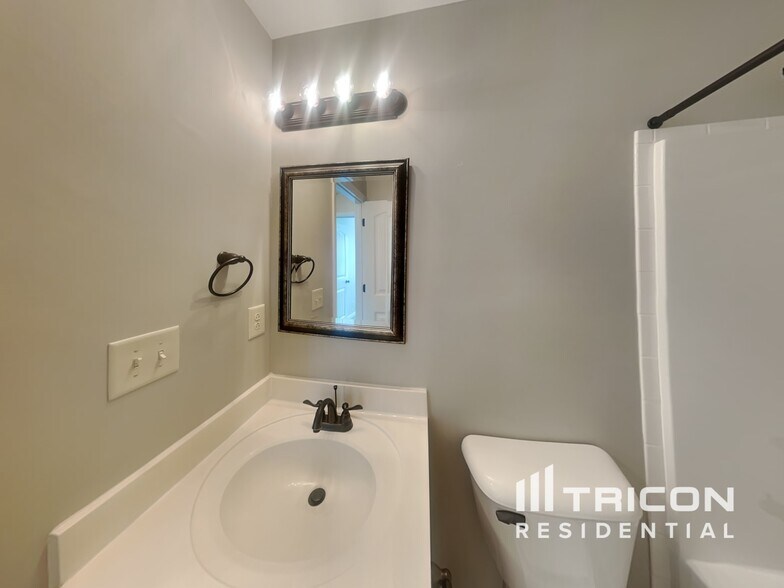 Building Photo - 1073 Castlerock Dr