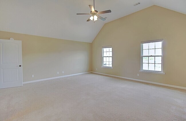 Building Photo - 935 Mustang Ln NE