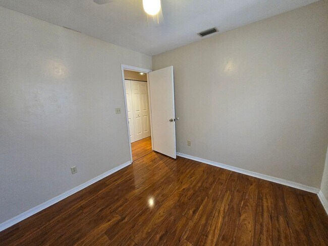 Building Photo - 3/2 in Northridge