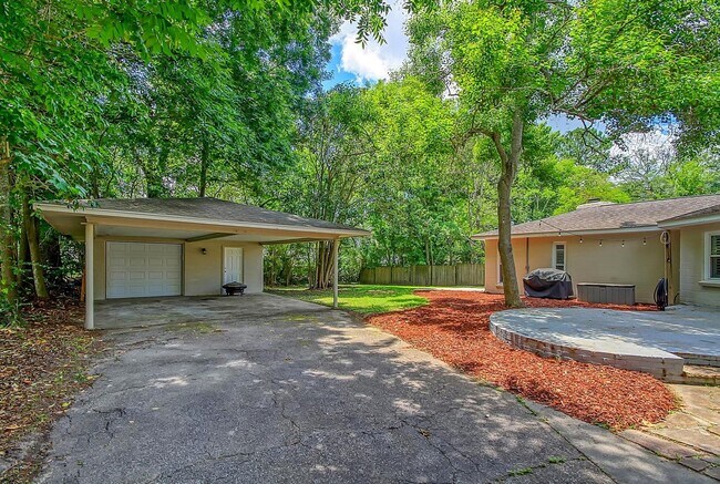 Building Photo - Spacious Updated Ranch in West Oak Forest