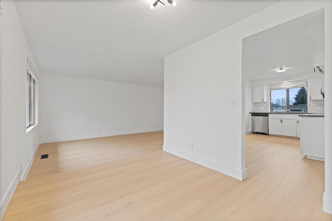 Building Photo - Charming 3-Bedroom Home on Quiet Cul-de-Sac