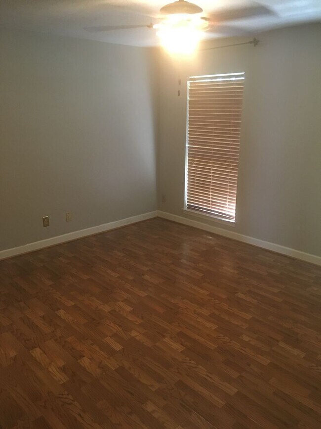 Building Photo - Nice 2/2 Home in West Rome $1095