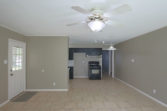 Building Photo - Spacious 2 Bedroom 1.5 Bath Rental on a Co...