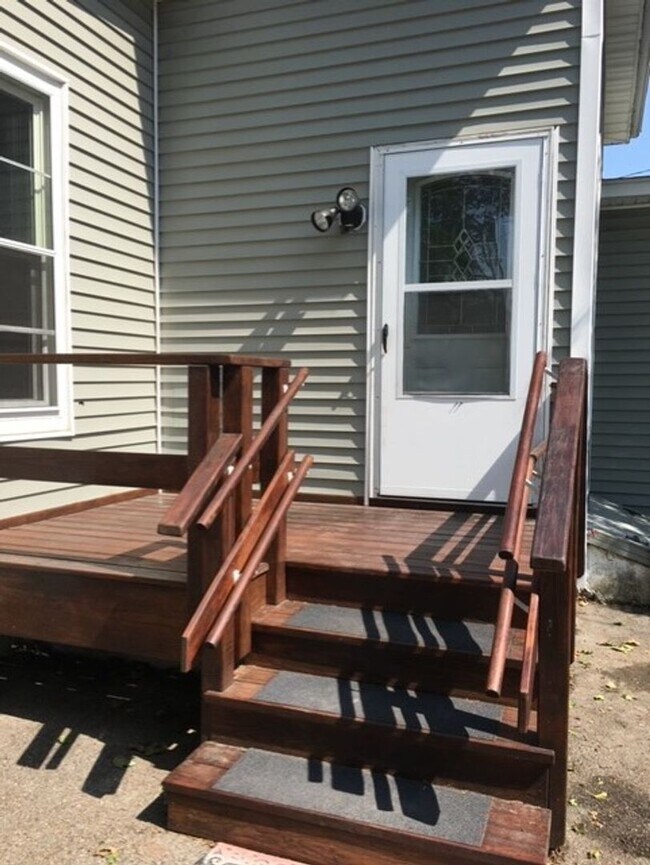 Building Photo - Spacious and Updated 2 Bd 1 Bath In Dedham...