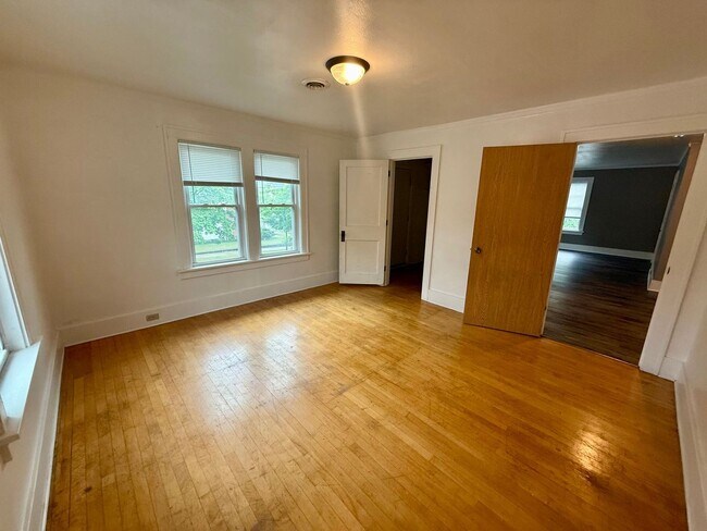 Building Photo - 214 Maple St