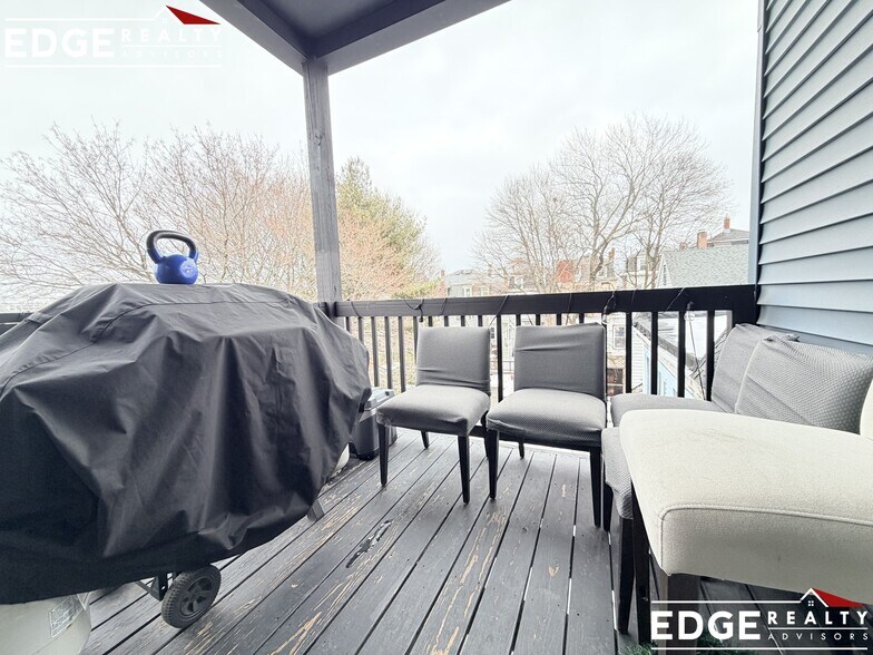 Building Photo - 645 E 3rd St