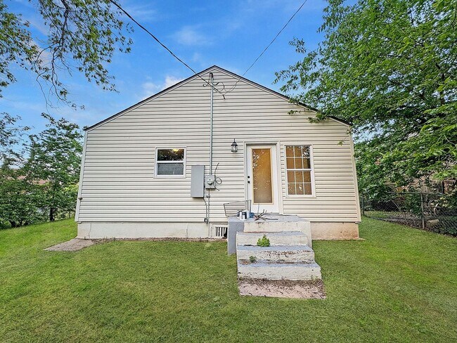 Building Photo - FOR RENT: Charming 2-Bedroom Home with a Versatile Bonus Room!