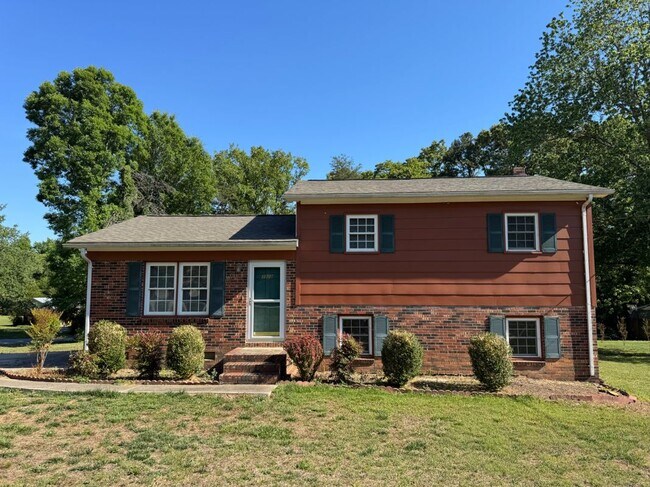 Building Photo - 1020 Village Cir