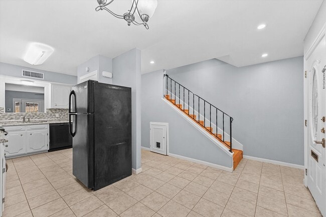 Building Photo - Bright & Updated 2-Bedroom Townhouse in Qu...