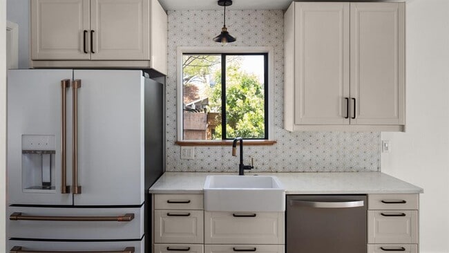 Building Photo - 6601 Blarwood Dr