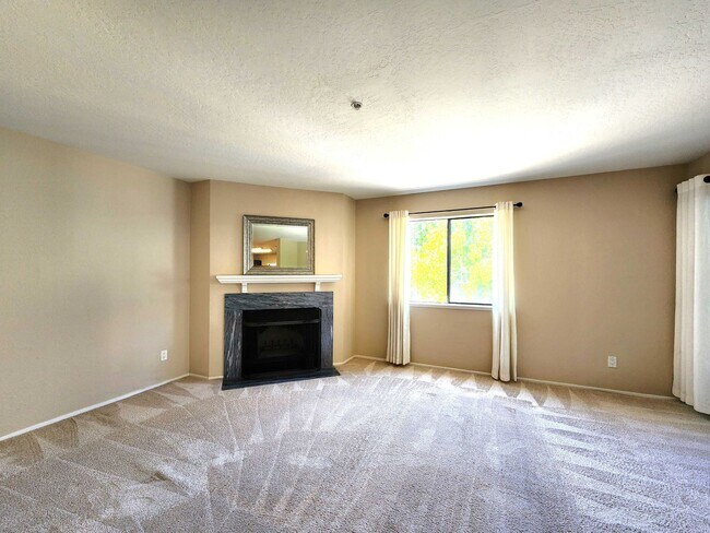Building Photo - 2 bed 2 bath condo home with 2 patios in San Mateo