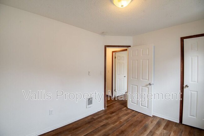 Building Photo - 920 13th St NE