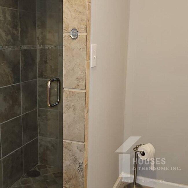 Building Photo - 423 Rollingwood Dr