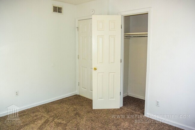 Building Photo - Quad Near Campus- 2 full bedrooms