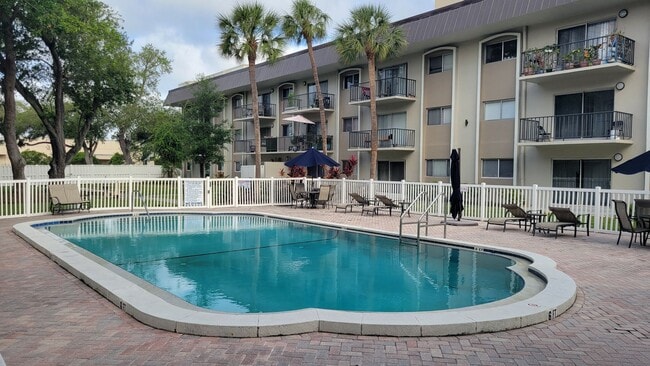 Building Photo - Charming 1BR Condo in Prime Westshore Location – Move-In Ready!