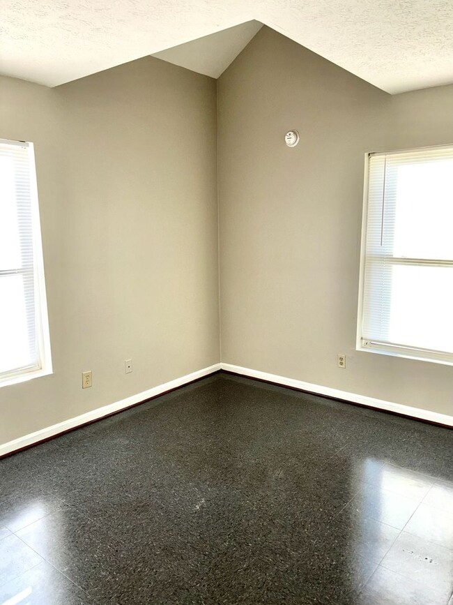 Building Photo - Updated first floor 1 bedroom apartment in...