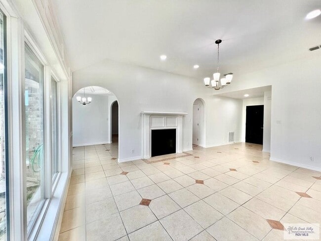 Building Photo - 560 Geraldine Ln