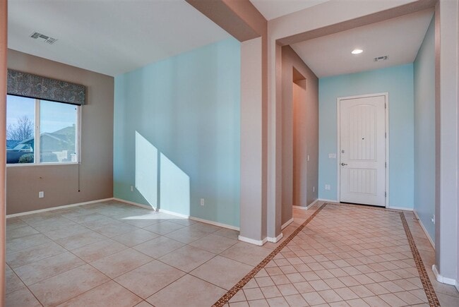 Building Photo - Beautiful 2 bed + den, 2 bath Home Located in Quailwood!