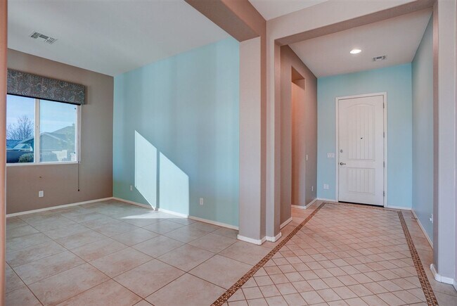 Building Photo - Lower price! Beautiful 2 bed + den, 2 bath Home Located in Quailwood!