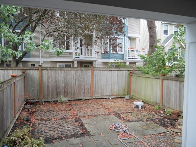 Building Photo - Lovely Lake City 3 Bed Townhome