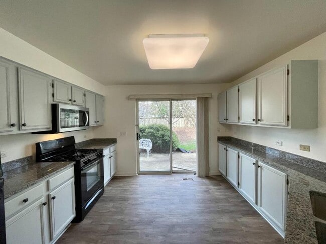 Building Photo - 2 bedroom in CAROL STREAM IL 60188