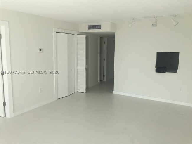 Building Photo - 6900 Bay Dr E