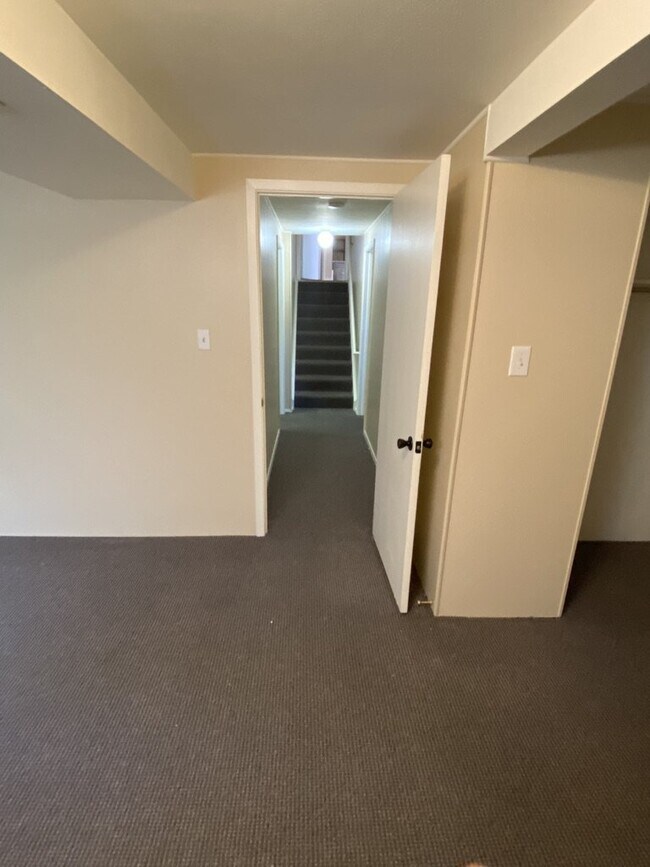 Building Photo - AVAILABLE IMMEDIATELY! Five bedroom house ...