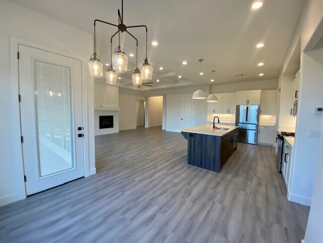 Building Photo - SPACIOUS HOME FOR RENT!